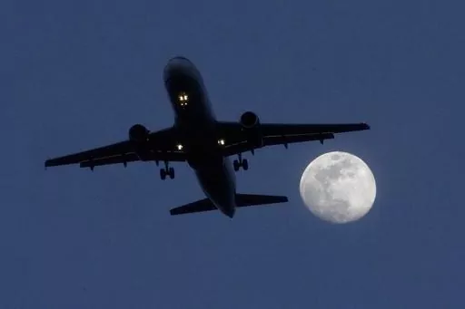 A commercial airliner approaches Chicago's O'Hare International Airport, Feb. 21, 2024, in Norridge, Ill. Cracked windshields on jetliners and engine problems that cause flight delays don't normally attract much attention, but routine and rare problems with passenger planes are attracting an unusual amount of news coverage. (AP Photo/Charles Rex Arbogast, File)
