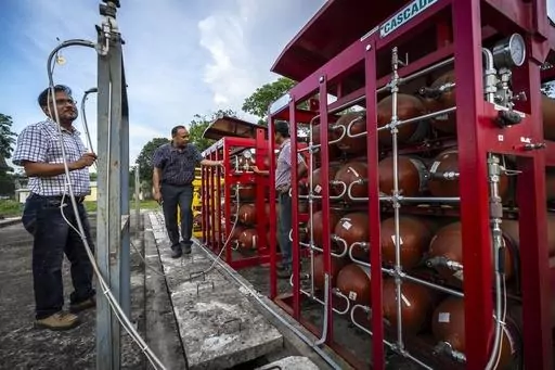 P V R Murthy, center, general manager at Oil India Limited, pump station 3, shows a part of a hydrogen plant in Jorhat, India, Thursday, Aug. 17, 2023. Green hydrogen is being touted around the world as a clean energy solution to take the carbon out of high-emitting sectors like transport and industrial manufacturing. (AP Photo/Anupam Nath)