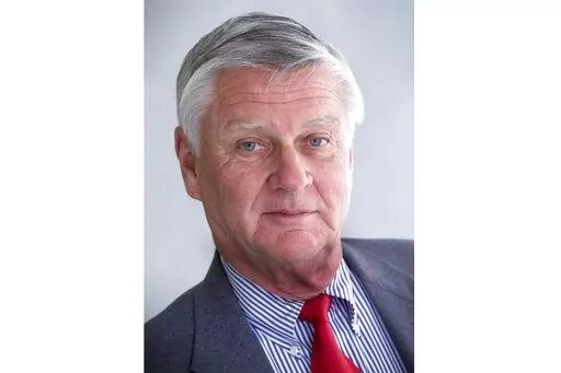 Associated Press Pulitzer Prize-winning political journalist Walter R. Mears, shown March 12, 1999 in Washington. Mears, who for 45 years fluidly and speedily wrote the news about presidential campaigns and elections for The Associated Press and won a Pulitzer Prize doing it, has died. He was 87. (AP Photo, File)